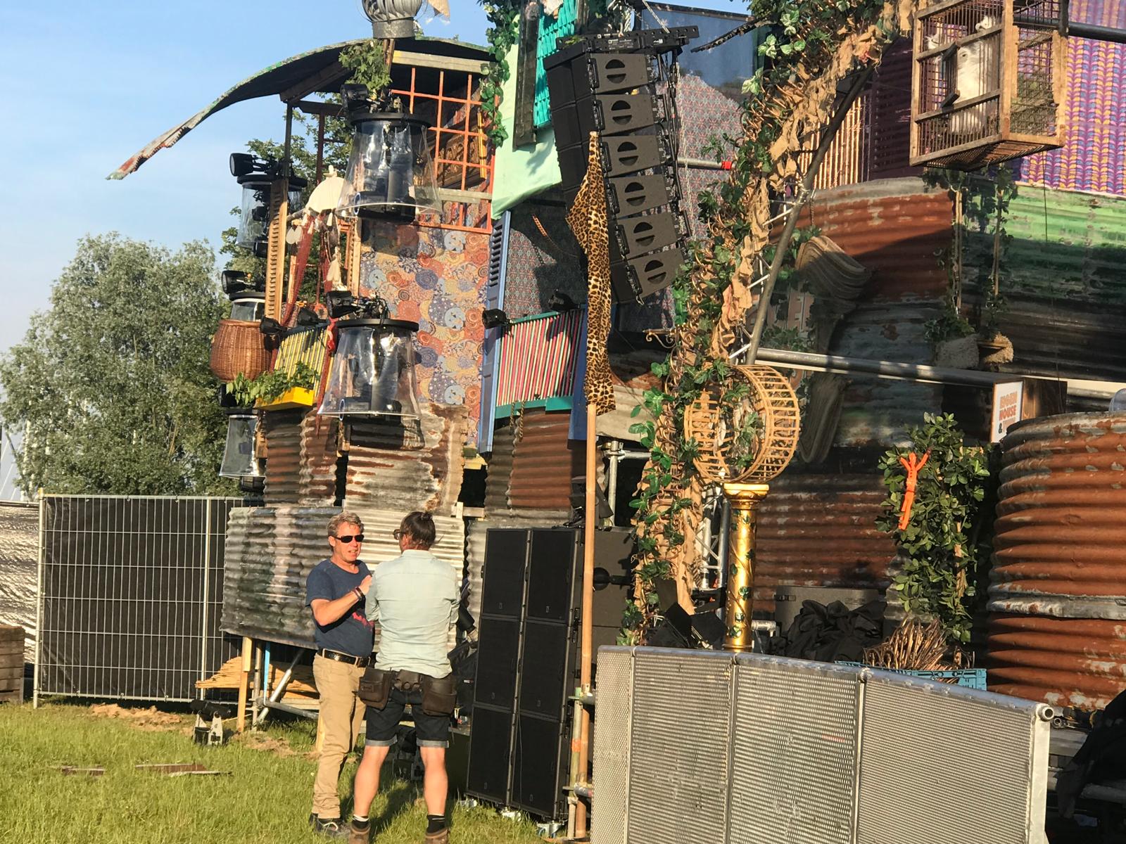 Evenementensteiger gebruikt als podium