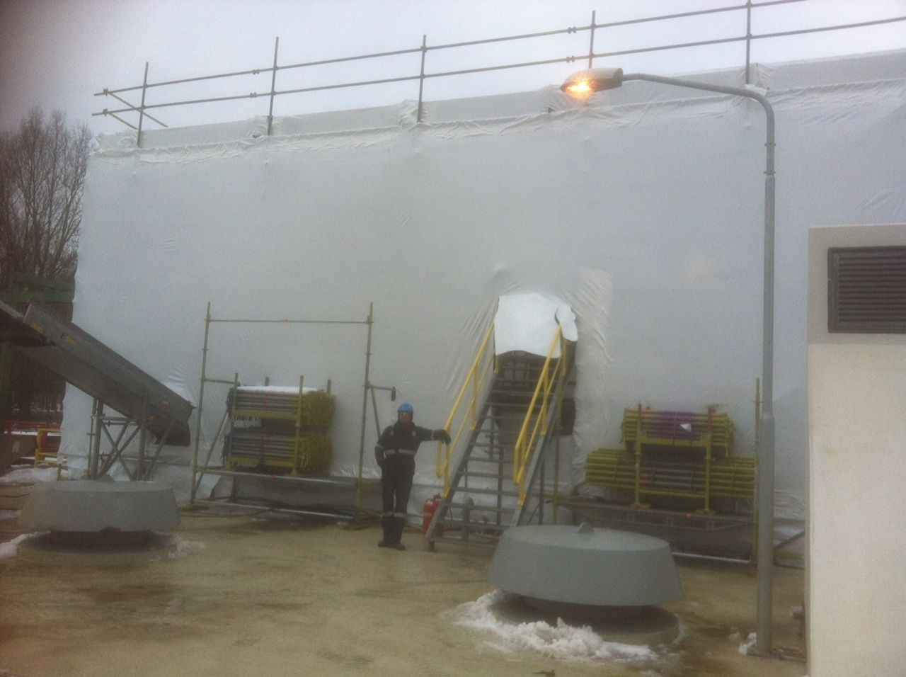 Industriële steiger rondom een installatie