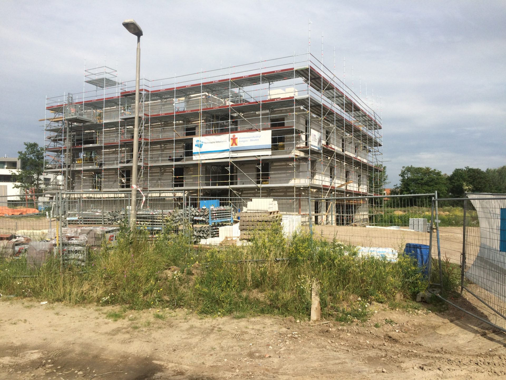 Steiger bij metselwerk aan een gevel