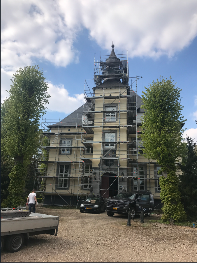 Steigers geplaatst voor schilderwerk aan een gevel