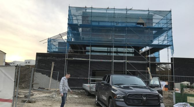 Ingepakte steiger voor stucwerk aan een gevel